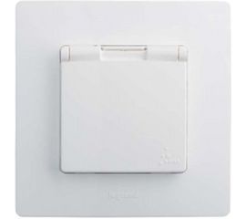 Механизм розетки Legrand 1-м СП Etika с защитной крышкой, защитные шторки, с заземлением Leg 672232 1066987 