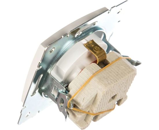 Розетка LEZARD KARINA с защитой от детей керамика белая 707-0288-124 – изображение 2