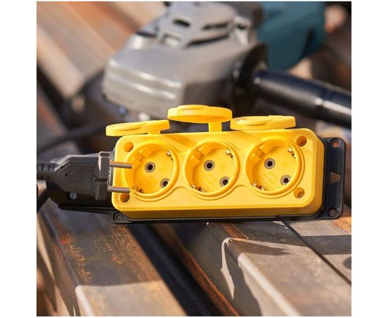 Трехместная розетка REXANT влагозащищенная, с заземлением, 16 А, IP54, каучук желтая 111-126 – изображение 3
