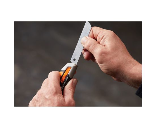 Строительный нож с выдвижным сменным лезвием Fiskars 18мм CarbonMax 1027227 – изображение 4