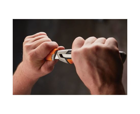 Строительный нож с выдвижным сменным лезвием Fiskars 18мм CarbonMax 1027227 – изображение 2