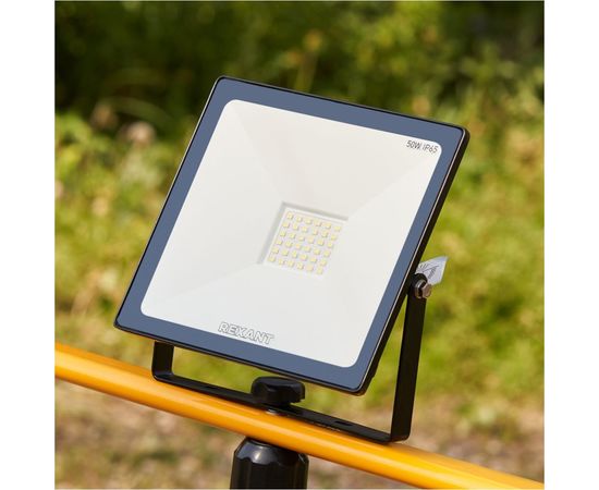 Светодиодный прожектор REXANT, 50 Вт 200–260В IP65 4000 лм 6500 K холодный свет 605-004 – изображение 2