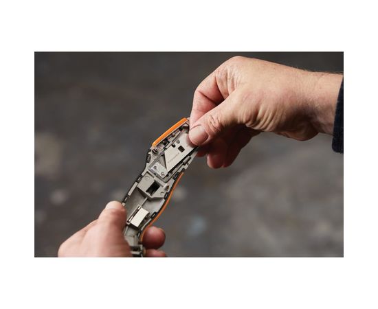 Строительный нож с выдвижным сменным лезвием Fiskars CarbonMax 1027223 – изображение 3