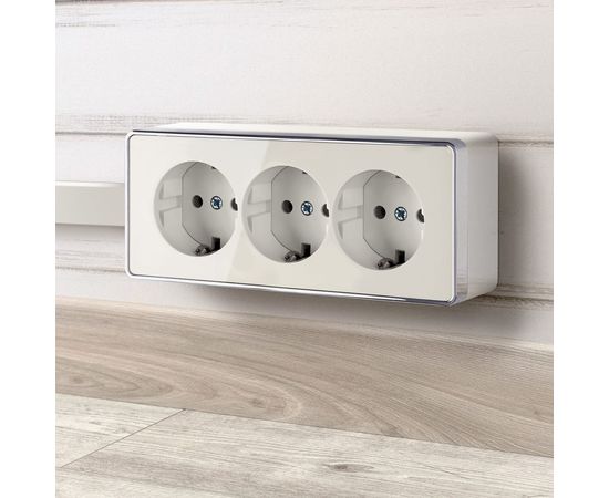 Тройная розетка с заземлением и шторками Werkel W5073103 a051554 – изображение 2