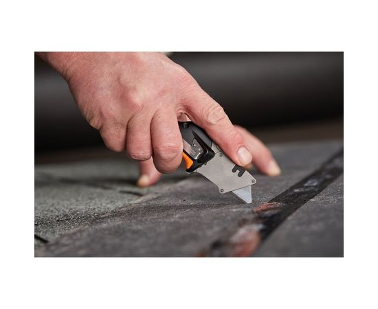 Строительный складной нож со сменным лезвием Fiskars CarbonMax 1027224 – изображение 5