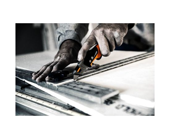 Строительный складной нож со сменным лезвием Fiskars CarbonMax 1027224 – изображение 4