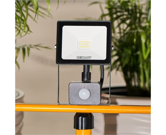Светодиодный прожектор REXANT, с датчиком движения 20Вт 200–260В IP44 1600лм 6500K холодный свет 605-008 – изображение 5