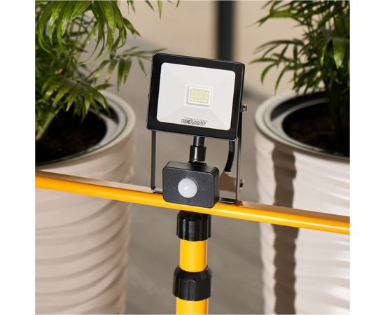 Светодиодный прожектор REXANT, с датчиком движения 20Вт 200–260В IP44 1600лм 6500K холодный свет 605-008 – изображение 4