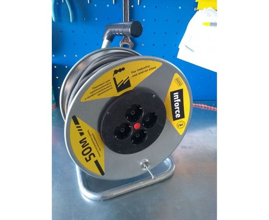 Силовой удлинитель на металлической катушке Inforce К4-Е-50 50 м 4 розетки с з/к 45150 – изображение 4