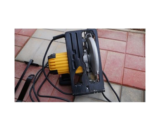 Дисковая пила DeWALT DWE 550 – изображение 6