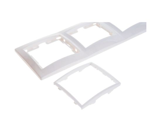 Горизонтальная 3местная рамка IEK КВАРТА белый EMK30-K01-DM – изображение 4