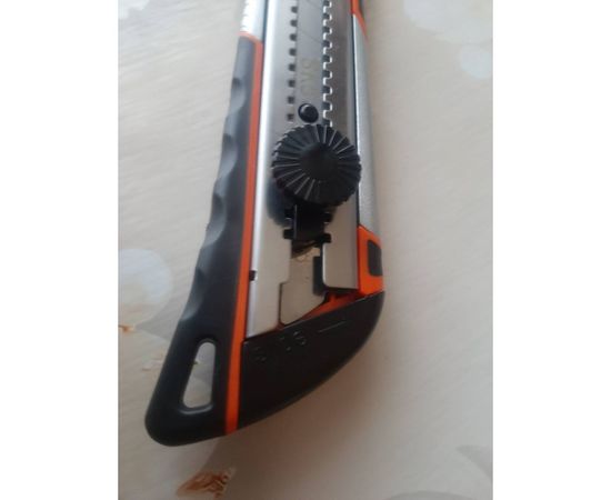 Строительный нож 25 мм, в металлическом корпусе с винтовым фиксатором Gigant GWK 629 – изображение 9