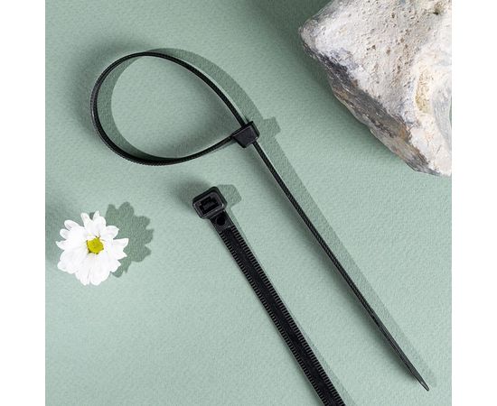 Нейлоновая хомут-стяжка с тройным замком REXANT 300x7,6 мм, черная, упаковка 100 шт. 67-0303 – изображение 2