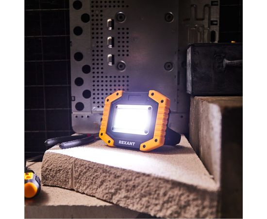 Аккумуляторный светодиодный противоударный прожектор REXANT 20 Вт с power bank 18650x2 75-1700 – изображение 11
