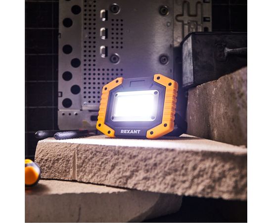 Аккумуляторный светодиодный противоударный прожектор REXANT 20 Вт с power bank 18650x2 75-1700 – изображение 12