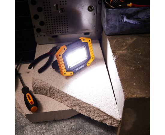 Аккумуляторный светодиодный противоударный прожектор REXANT 20 Вт с power bank 18650x2 75-1700 – изображение 13