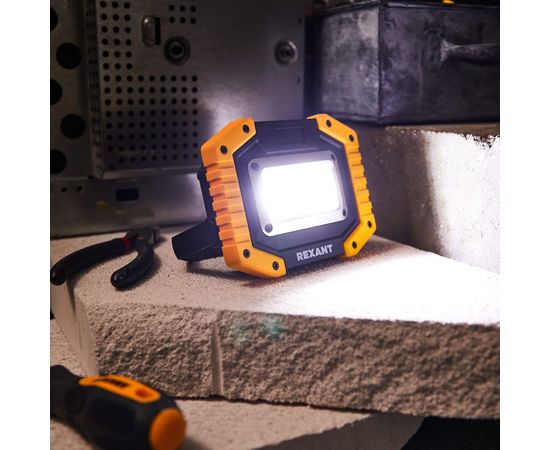 Аккумуляторный светодиодный противоударный прожектор REXANT 20 Вт с power bank 18650x2 75-1700 – изображение 14
