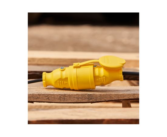 Переносная влагозащищенная розетка REXANT с крышкой, с заземлением, 16 А, IP44, каучук желтая 111-122 – изображение 4