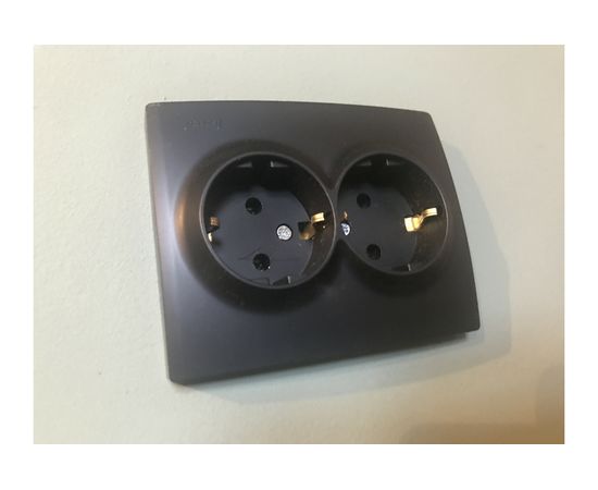 Двойная розетка Lezard KARINA с заземлением, ПБТ, чёрный бархат 707-4200-127B – изображение 4