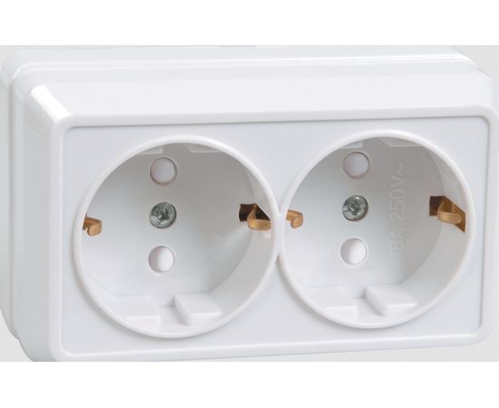 2местная розетка IEK РСш22-3-ОБ с заземляющим контактом, с защитной шторкой, 16А, открытая установка, ОКТАВА, белый ERO24-K01-16-DC 