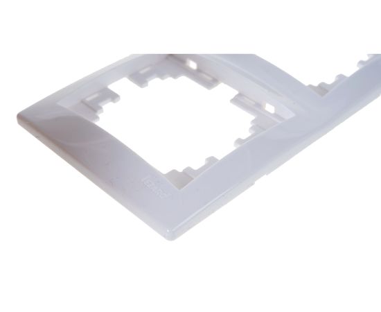 Двухместная вертикальная рамка LEZARD MIRA б/ вст белый 701-0200-152 – изображение 5