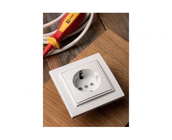 1-местная розетка EKF Минск СП с/з 16А белая с защитными шторками ERR16-028-100 – изображение 5