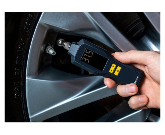 Цифровой программируемый манометр MICHELIN с фонариком 12294 – изображение 8