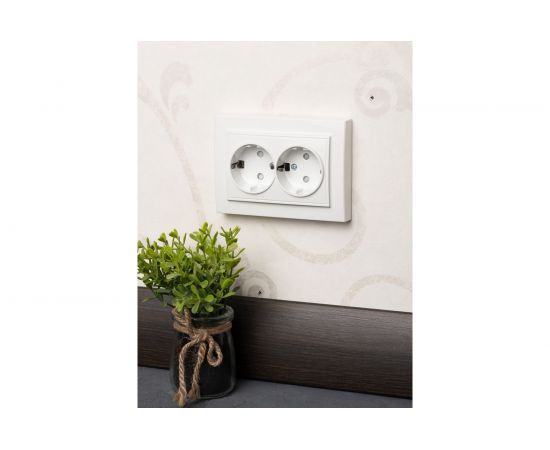 2-местная розетка EKF Минск СП 16А с заземлением, с защитными шторками, белая ERR16-128-100 – изображение 4