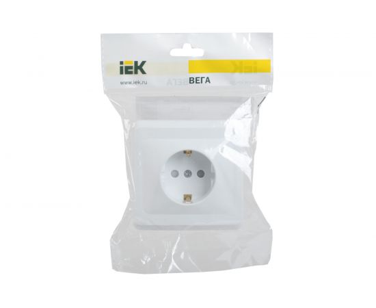 1-местная розетка с защитными шторками IEK ВЕГА РСш10-3-ВБ с заземляющим контактом, 16А, белый ERV14-K01-16-DM – изображение 2