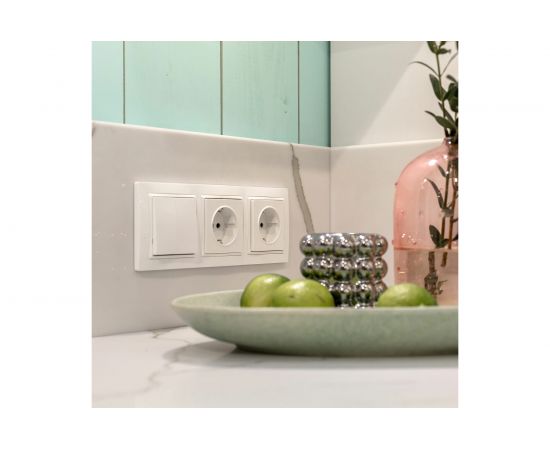 Рамка на 3 поста WERKEL W0032001 (белый, basic) a051299 – изображение 2