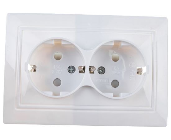 Двухместная розетка UNIVersal Севиль с/з з/ш белая С0050 
