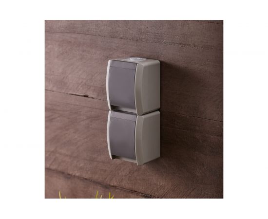 Двойная накладная розетка KRANZ вертикальный блок с/з IP54 16А серая KR-78-0615 – изображение 2