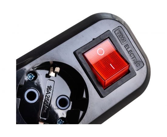 Розеточная колодка TDM 3 гнезда 2П 3 c выключателем 16А 250В черная SQ1806-0117 – изображение 3