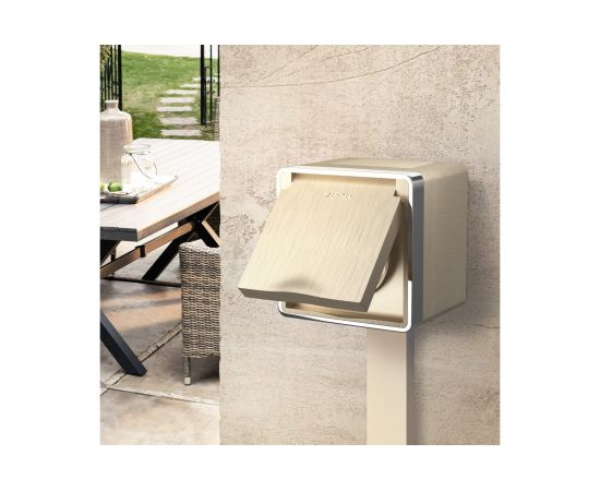 Влагозащищенная розетка с заземлением, с защитной крышкой и шторками Werkel W5071210 Gallant шампань рифленый a051048 – изображение 2