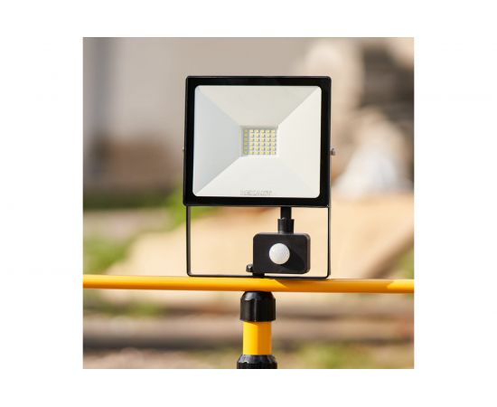 Светодиодный прожектор REXANT, с датчиком движения 50Вт 200–260В IP44 4000лм 6500K холодный свет 605-009 – изображение 2