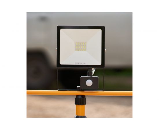 Светодиодный прожектор REXANT, с датчиком движения 50Вт 200–260В IP44 4000лм 6500K холодный свет 605-009 – изображение 4