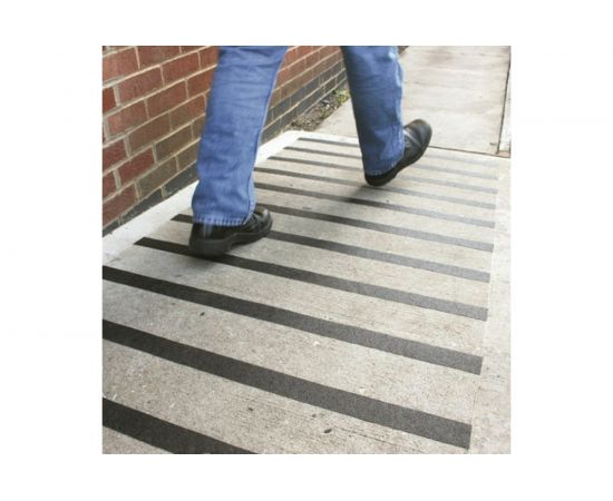 Клейкая противоскользящая зернистая лента BRAUBERG 50 мм х 20 м, черная, основа ПВХ 606774 – изображение 6