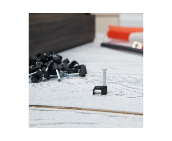 Пластиковая плоская скоба с гвоздем REXANT 6x4 мм, черная, 50 шт. 07-4206-1 – изображение 2