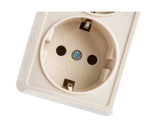 Трехместная розетка IEK РС23-3-ОК с заземляющим контактом, 16А, открытой установки, ОКТАВА, кремовый ERO31-K33-16-DC – изображение 4