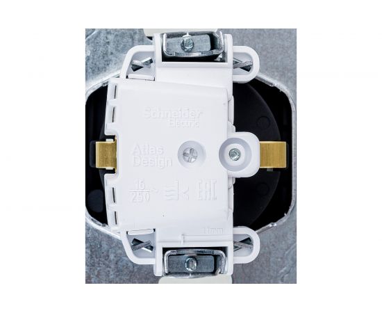 Розетка Schneider Electric AtlasDesign Aqua Карбон, с заземлением, со шторками, с прозрачной крышкой, 16А, IP44 ATN441046 – изображение 2