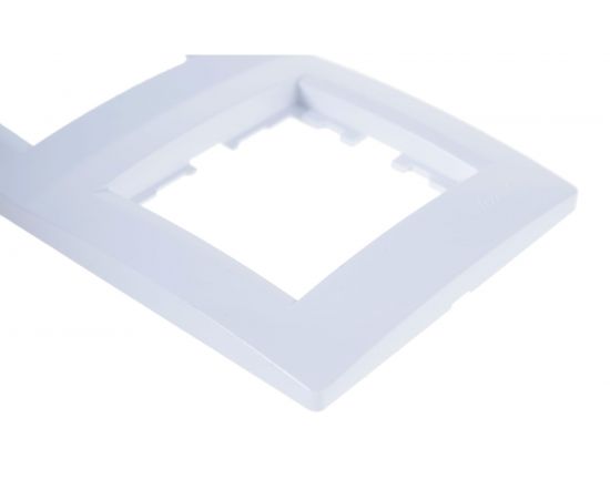 Трехместная вертикальная рамка LEZARD KARINA б/ вст белая 707-0200-153 – изображение 4