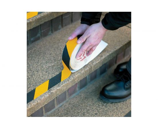 Клейкая противоскользящая лента BRAUBERG 25 мм х 5 м, черно-желтая, зернистая, основа ПВХ 606773 – изображение 6