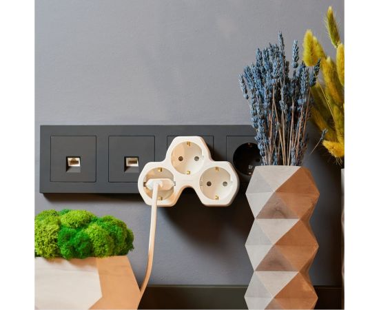 Электрический тройник REXANT с заземлением и защитными шторками 16 А белый 11-1088 – изображение 2