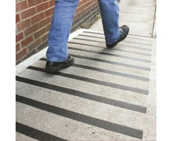 Клейкая противоскользящая лента BRAUBERG 25 мм х 5 м, черная, зернистая, основа ПВХ 606772 – изображение 5