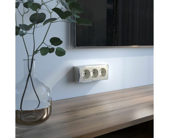 Тройная розетка WERKEL W5073110 с заземлением и шторками Gallant (шампань рифленый) a052594 – изображение 2