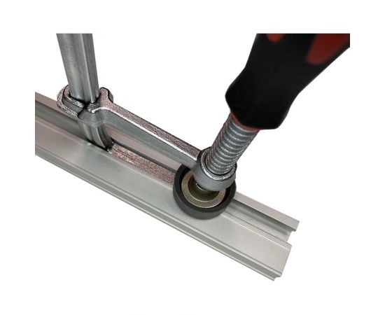 Кованая струбцина WOODWORK F-тип, 160x60 мм, c винтовой рукояткой, для установки в Т-паз HTC-1660 – изображение 3