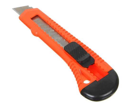 Универсальный пластиковый нож HEADMAN с сегментированным лезвием 18мм квадратный фиксатор 685-009 