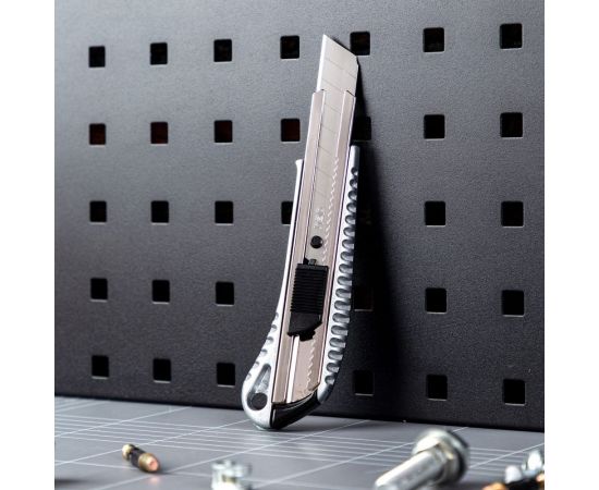 Универсальный нож DELI DL4255 18 мм 98404 – изображение 7