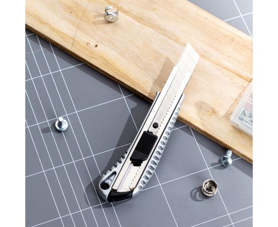 Универсальный нож DELI DL4255 18 мм 98404 – изображение 8