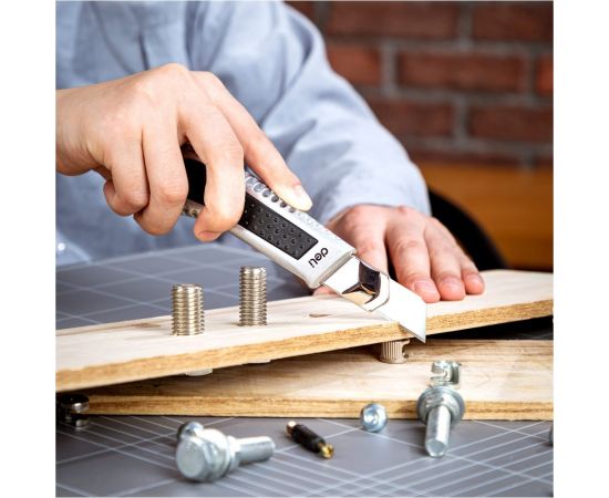 Универсальный нож DELI DL4255 18 мм 98404 – изображение 9